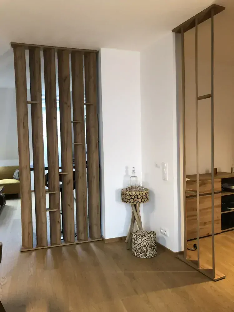 Deliaca stena Lamely s poličkami - decentný pohľad