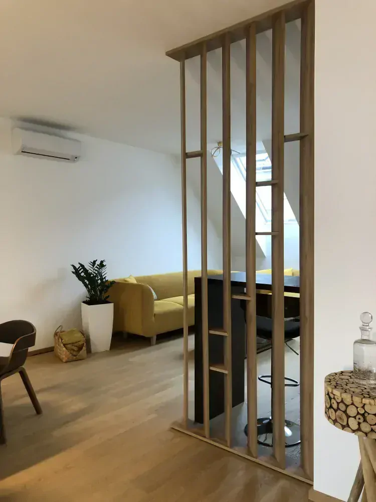 Deliaca stena Lamely s poličkami - decentný pohľad