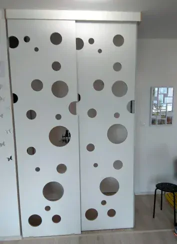 Deliaca stena Circle - hravý motív v interiéri