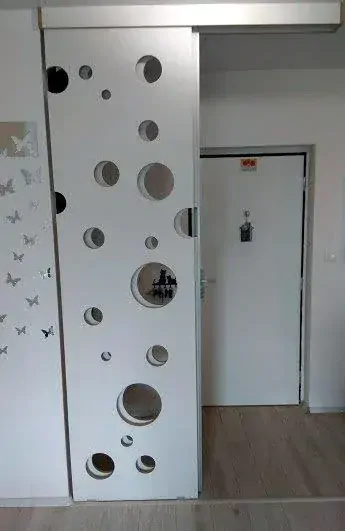 Deliaca stena Circle - hravý motív v interiéri